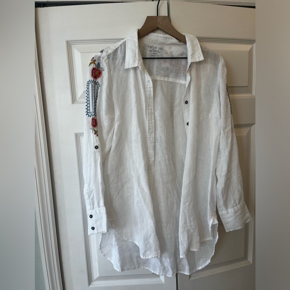 Karyn Seo White linen Button-Up Shirt with floral Embroidered Sleeves and back - Picture 3 of 12
